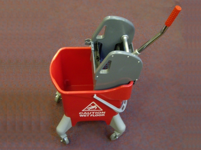 KENTUCKY BUCKET 31LTR WITH DOWNPRESS WRINGER - RED